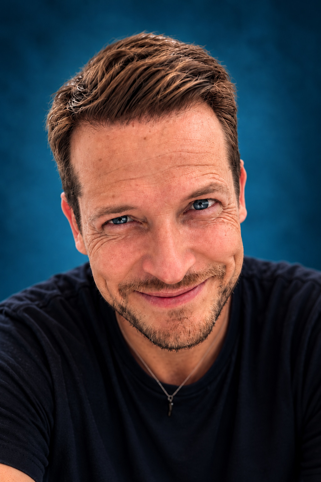 Porträt von Mirko Moeller vor blauem Hintergrund